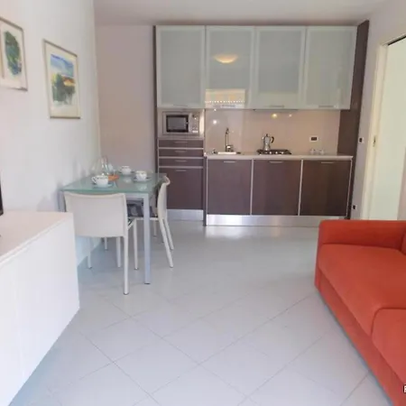 Cozy Vacation With Lovely Views In Apartmán Grado