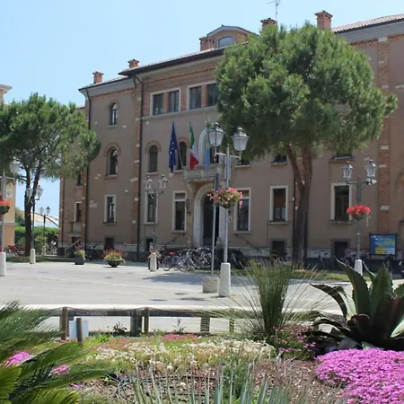 Cozy Vacation With Lovely Views In Apartmán Grado